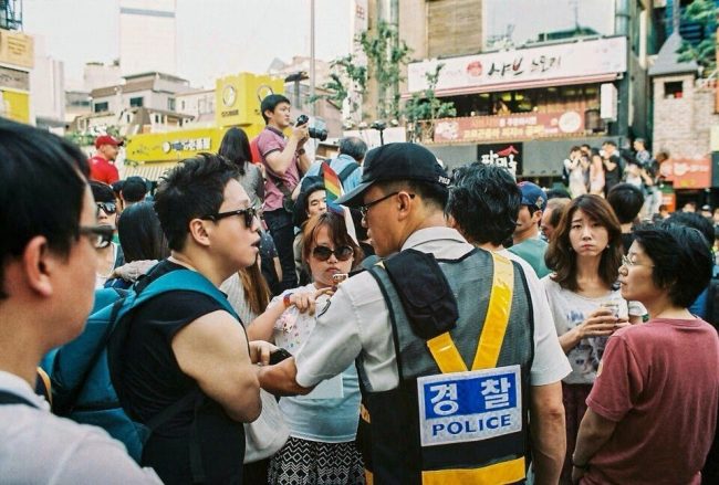Seoul-pride-maleq-protesters-and-police