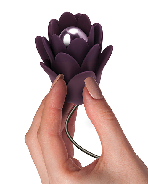 Zinnia fleur d'amour massager purple main